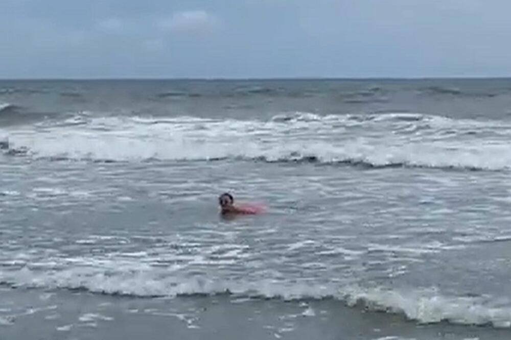 STRAVIČAN MOMENAT! SARA ZA DLAKU UMAKLA AJKULI: Užasnuta majka snimala dok je NEMAN plivala ka njenoj ćerki (VIDEO)