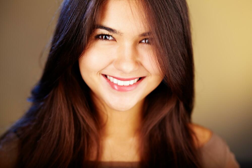 EVO KAKO DA IMATE FILMSKI OSMEH: U udobnosti svoga doma, a na profesionalni način, izbelite zube za samo 16 minuta!