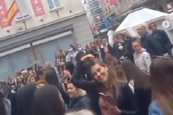 ZA NJIM ŽENE LUDE: Kakav doček turskog glumca poreklom s Kosova USRED BEOGRADA UPRAVO! (FOTO)