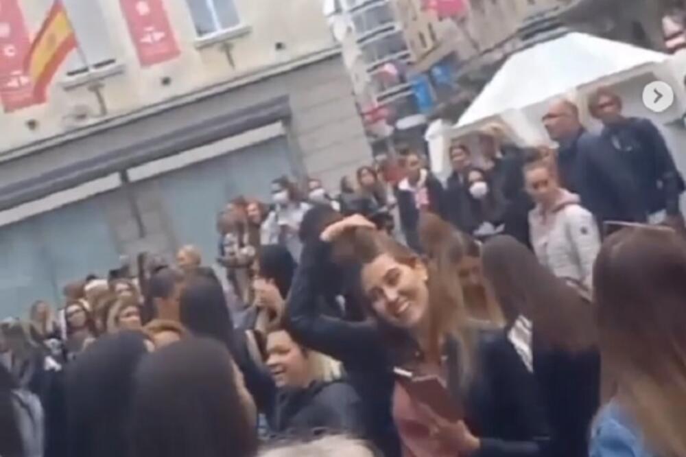 ZA NJIM ŽENE LUDE: Kakav doček turskog glumca poreklom s Kosova USRED BEOGRADA UPRAVO! (FOTO)