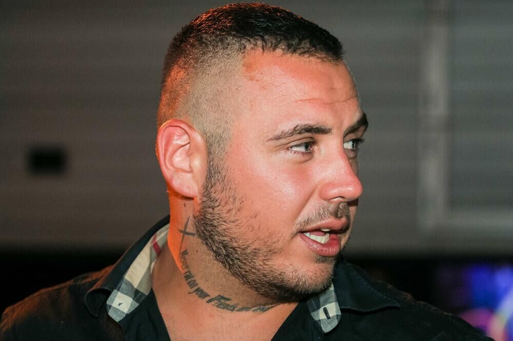 INTERVENTNA POLICIJA PRIVELA FILIPA CARA? Brendon objavio prizor ispred zgrade, priznao šta se tačno desilo! (FOTO)