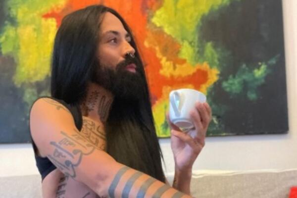 KRALJ SEVDAHA BOŽO VREĆO NAPRAVIO HAOS GOLIŠAVIM IZDANJIMA: Njegove poze sa letovanja svi komentarišu! (FOTO)