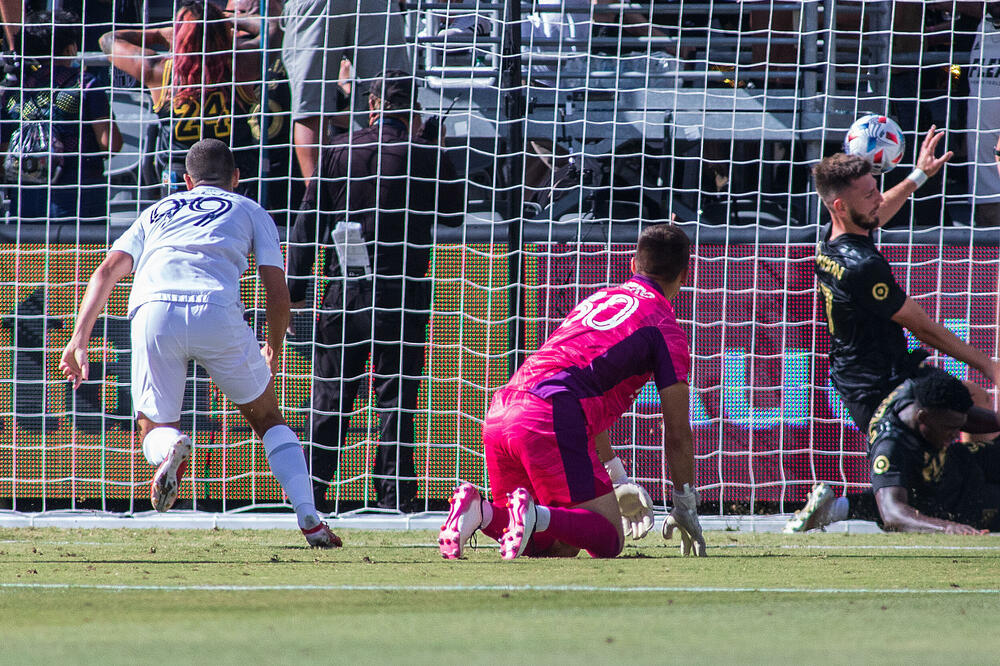 GRADSKI TIMOVI REMIZIRALI: Bivši fudbaler Crvene zvezde postigao dva pogotka (FOTO)