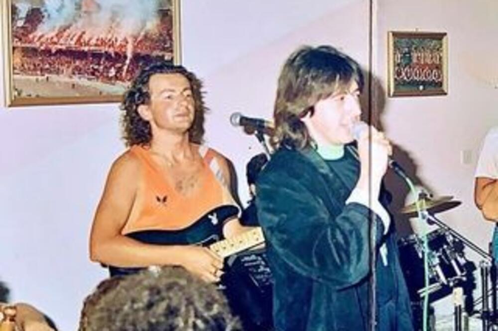 PREPOZNAJETE LI PEVAČE SA SLIKE? Hit fotka sa svirke iz devedesete kruži internetom!