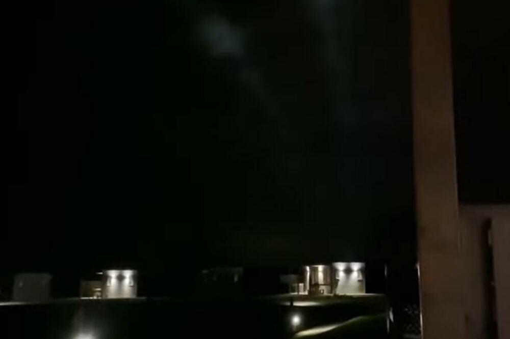 OVO NIJE BIO HELIKOPTER: Britanka objavila snimak ČUDNIH SVETALA, niko ne zna šta je ovo (VIDEO)