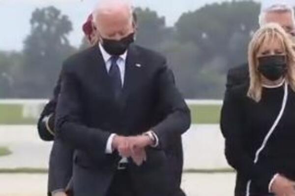 BAJDEN NA ŽESTOKOM UDARU MEDIJA I JAVNOSTI U SAD: Da li je GLEDAO NA SAT dok je dočekivao POGINULE VOJNIKE? (VIDEO)