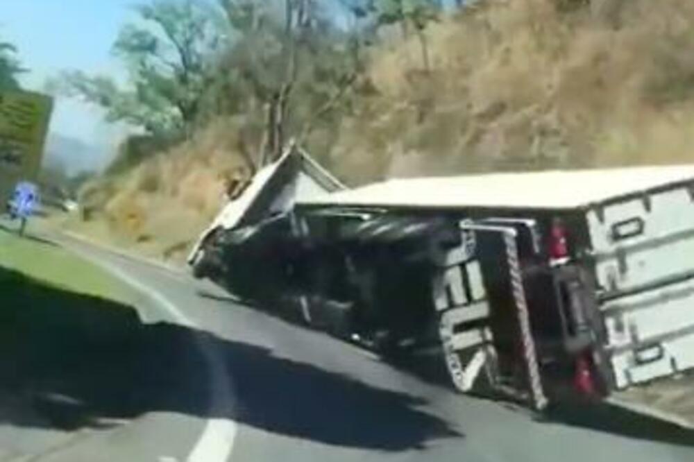 OGROMNI KAMION SE PREVRNUO DOK JE U KRIVINI PRETICAO DRUGI KAMION: Šta je bilo u glavi ovog vozača? (VIDEO)
