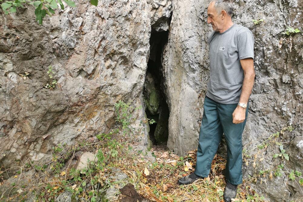 ZMIJA ČUVA BLAGO NEMANJIĆA NA PLANINI OSTRICI: Samo najhrabriji su uspeli da uđu U USKU PEĆINU(FOTO)