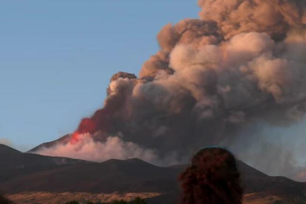 ETNA PONOVO AKTIVNA: Vulkan ponovo izbacuje lavu i pepeo! (VIDEO)