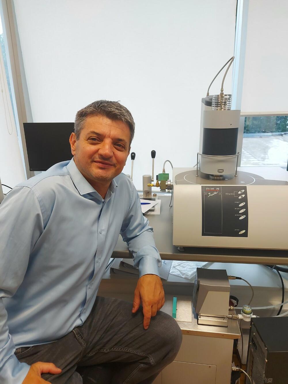 Dr Nikola Knežević