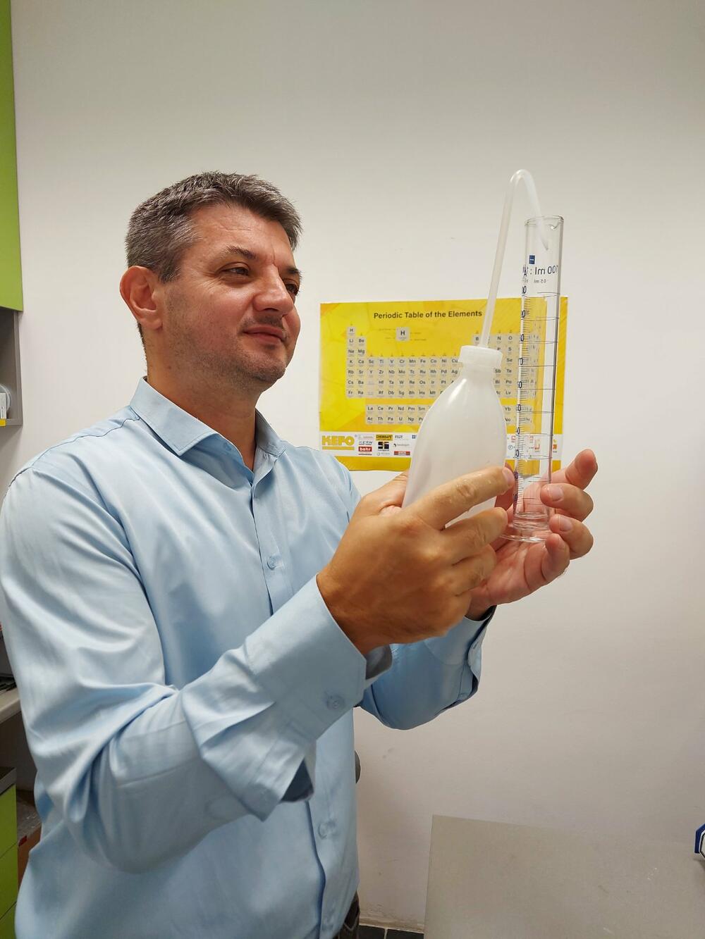 Dr Nikola Knežević u laboratoriji