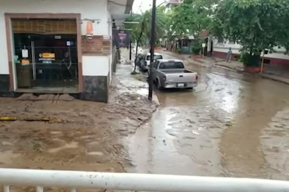URAGAN NORA U MEKSIKU ODNEO JEDAN ŽIVOT: Poginuo tinejdžer iz Španije, sedmoro nestalo! (VIDEO)