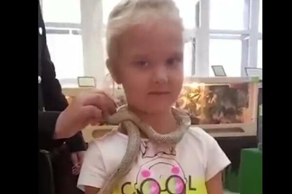 HOROR, ZMIJA UJELA DEVOJČICU U ZOO VRTU! Strašan snimak kruži internetom (VIDEO)