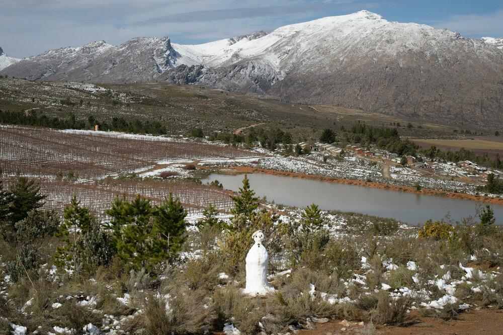 ZABELELO SE U JUŽNOJ AFRICI: Sneg iznenadio stanovnike, pravili SNEŠKA BELIĆA! (FOTO/VIDEO)