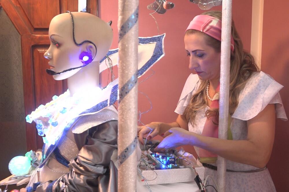 NASTAVNICA IZ IVANJICE NAPRAVILA ROBOTA DA JE ODMENI! Helga je prava atrakcija, oduševila sve oko sebe! (FOTO)