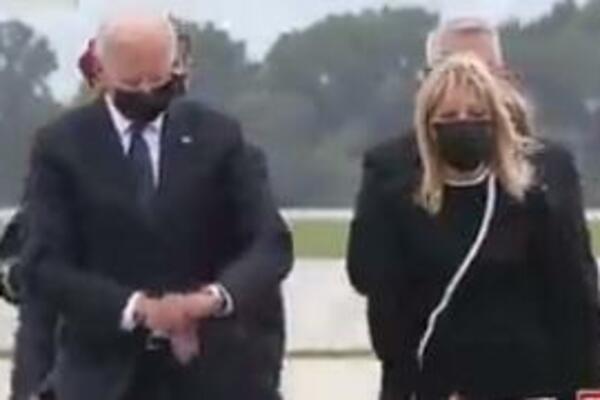 BAJDEN PONOVO U SREDIŠTU SKANDALA: Pogledajte šta je uradio tokom odavanja počasti, NEVEROVATNO (VIDEO)