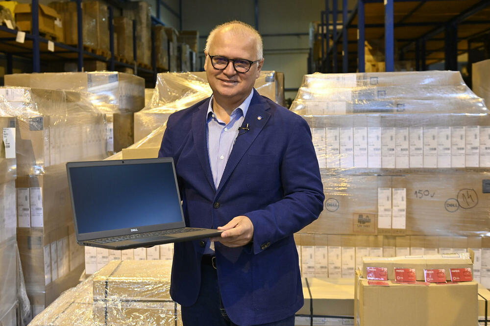 POČELA ISPORUKA TABLETA ZA BEOGRADSKE OSNOVCE! Vesić pojasnio kako su ovi uređaji namenjeni samo za UČENJE!