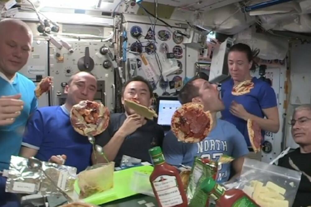 SCENA KOJA ĆE VAS OBORITI S NOGU: Astronauti prave PICU dok im testo lebdi u vazduhu, NEVEROVATNO! (VIDEO)