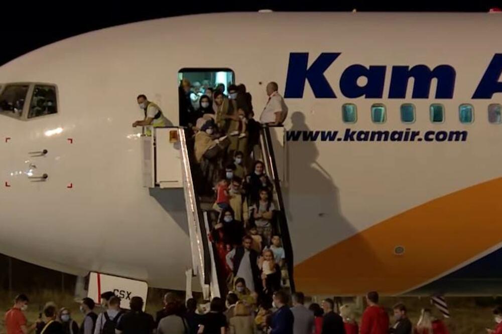 PRVA GRUPA AVGANISTANACA STIGLA U SKOPLJE: Nakon testiranja na koronu idu u HOTELE!