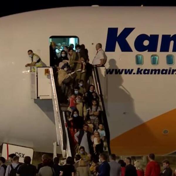 PRVA GRUPA AVGANISTANACA STIGLA U SKOPLJE: Nakon testiranja na koronu idu u HOTELE!