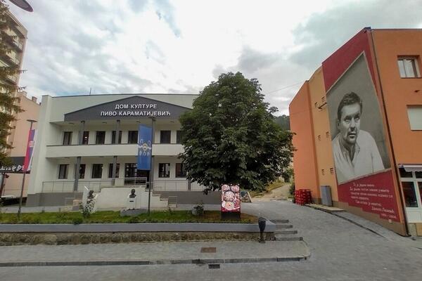JUGOSLOVENSKI BARD DOBIO MURAL U RODNOM GRADU: Danilo Lazović se smeši sa zgrade u Starom delu Priboja (FOTO)