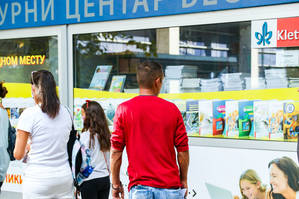 Red ispred knjižare