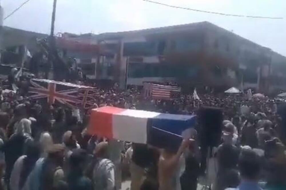 KOVČEZI UMOTANI U AMERIČKE, BRITANSKE I FRANCUSKE ZASTAVE: Talibani "sahranili" NATO saveznike (VIDEO)