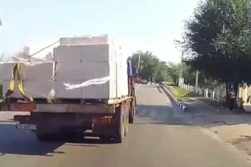 INCIDENT U SAOBRAĆAJU: Ovom vozaču kamiona treba oduzeti dozvolu! (VIDEO)