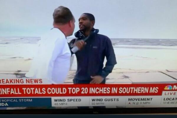 MUŠKARAC NAPAO VODITELJA U PROGRAMU UŽIVO: Izveštavao je o tropskoj oluji, kad mu se ovaj uneo u facu! (VIDEO)