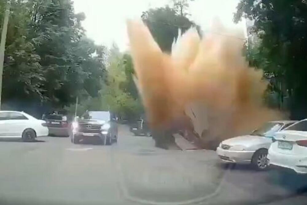 EKSPLODIRALA KANALIZACIJA! Užas na parkingu, čovek iz automobila SVE SNIMIO! (VIDEO)