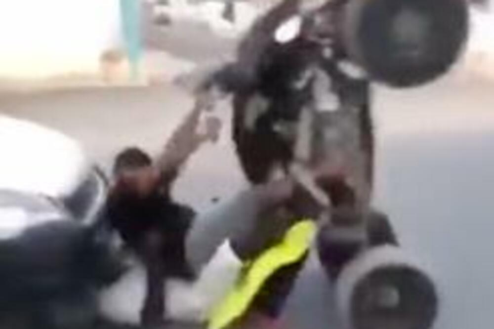 AUTO JE MOGAO DA MU ODSEČE GLAVU, ALI BUKVALNO! Pa ovi nisu NORMALNI šta rade! (VIDEO)