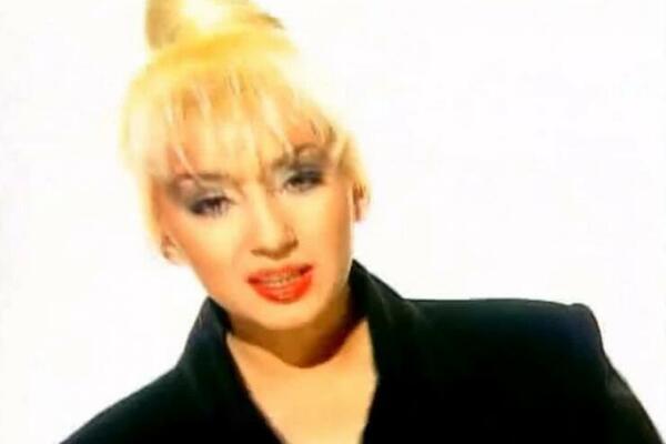 DEVEDESETIH JE BILA PEVAČICA NA VRHUNCU PA SE POVUKLA: Danas se bavi INFORMACIONIM TEHNOLOGIJAMA!