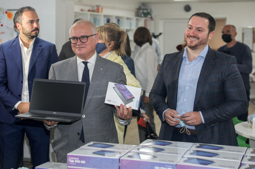 DIVAN POČETAK ŠKOLSKE GODINE: Đaci dobili tablete za lakše obrazovanje