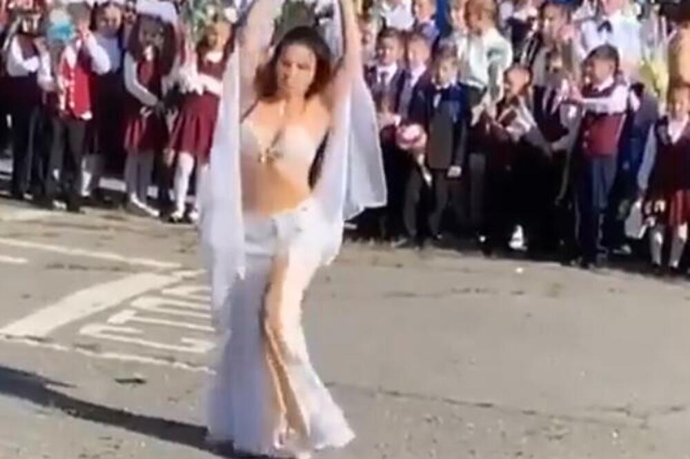 OSNOVCE PRVOG DANA ŠKOLE DOČEKALA TRBUŠNA PLESAČICA: Prizor zaprepastio sve, GORE MREŽE! (VIDEO)