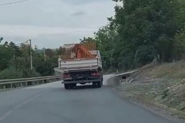 ŠTA JE OVO, NEKO JE MOGAO DA NASTRADA: Vozač snimljen kako vozi NEOBEZBEĐEN TERET kod Umke (VIDEO)