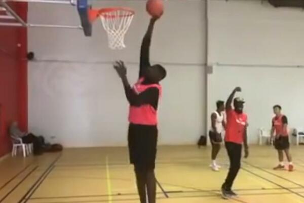 UPOZNAJTE NAJVIŠEG KOŠARKAŠA NA SVETU: Saigrači kraj njega liče na malu decu, meta je NBA skauta, ali i MISTERIJA!