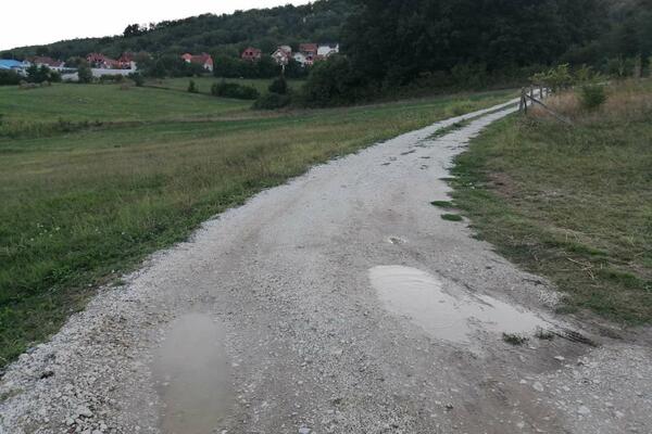 NA ASFALT ČEKAJU VEĆ 4 DECENIJE: Deca Topole preskaču bare da bi stigla do škole (FOTO)