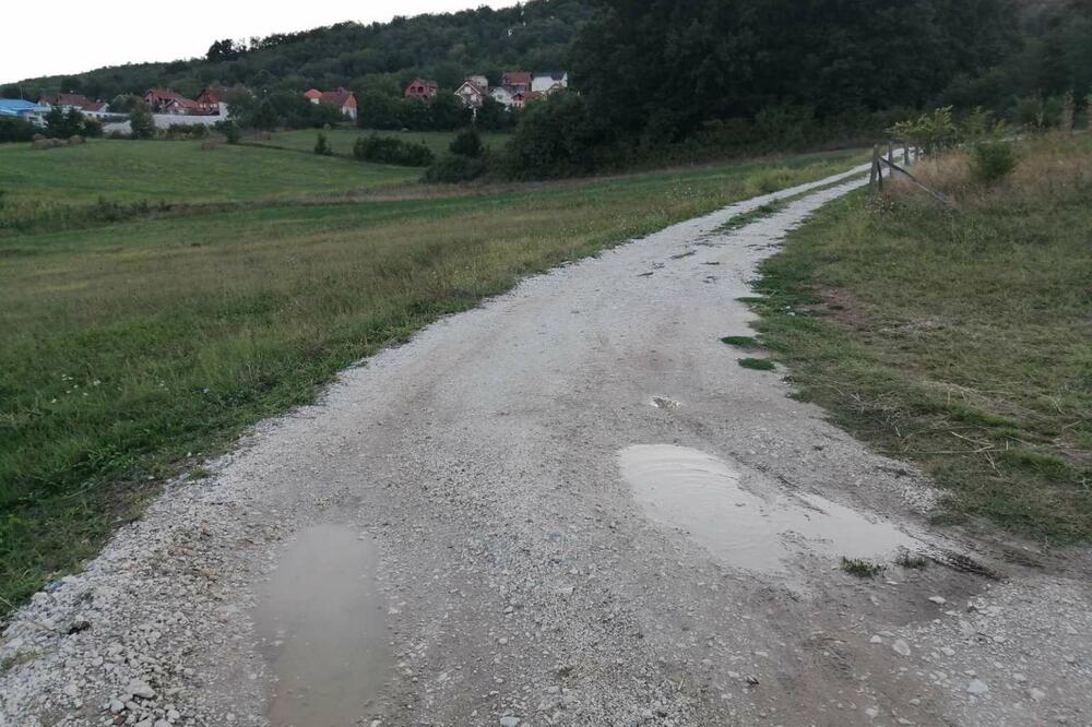 NA ASFALT ČEKAJU VEĆ 4 DECENIJE: Deca Topole preskaču bare da bi stigla do škole (FOTO)