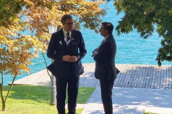 Predsednik Vučić se sastao sa Pahorom: Tema razgovora odnosi Srbije i Slovenije i evrointegracije (FOTO)