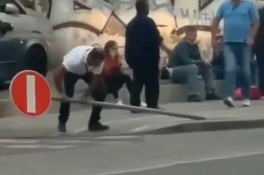 NEVIĐENA SCENA NA ULICI BEOGRADA: Da li je ovaj čovek normalan, to se svi pitaju (VIDEO)