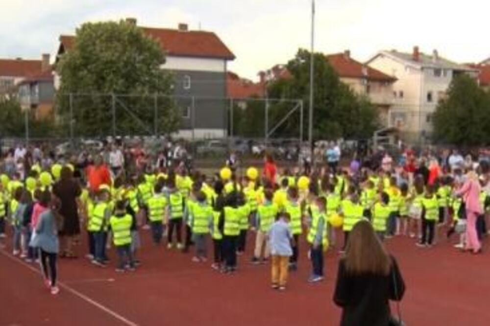 NOVE ŠKOLSKE UNIFORME ZA NIŠLIJE: Đaci prvaci otpočeli nastavu sa VAŽNOM porukom (FOTO)