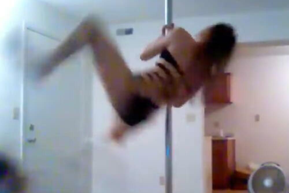 DVE DEVOJKE SU PRAVILE GOLIŠAVI ŠOU PREKO KAMERE: U momentu LUDOSTI postale su poznate na celom svetu! (VIDEO)