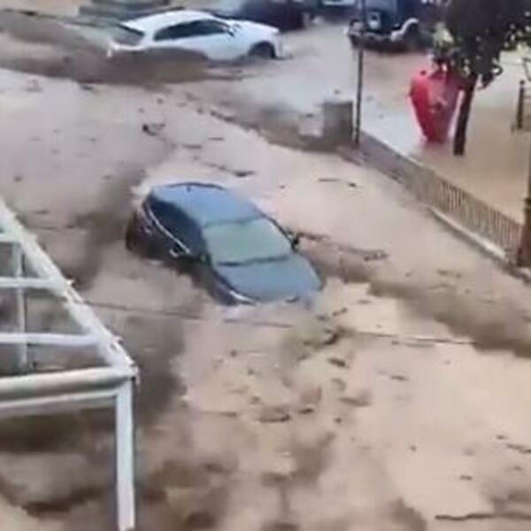 POPLAVE OPUSTOŠILE ŠPANIJU: Bujice nosile automobile i nameštaj, na svu sreću niko nije POVREĐEN! (VIDEO)