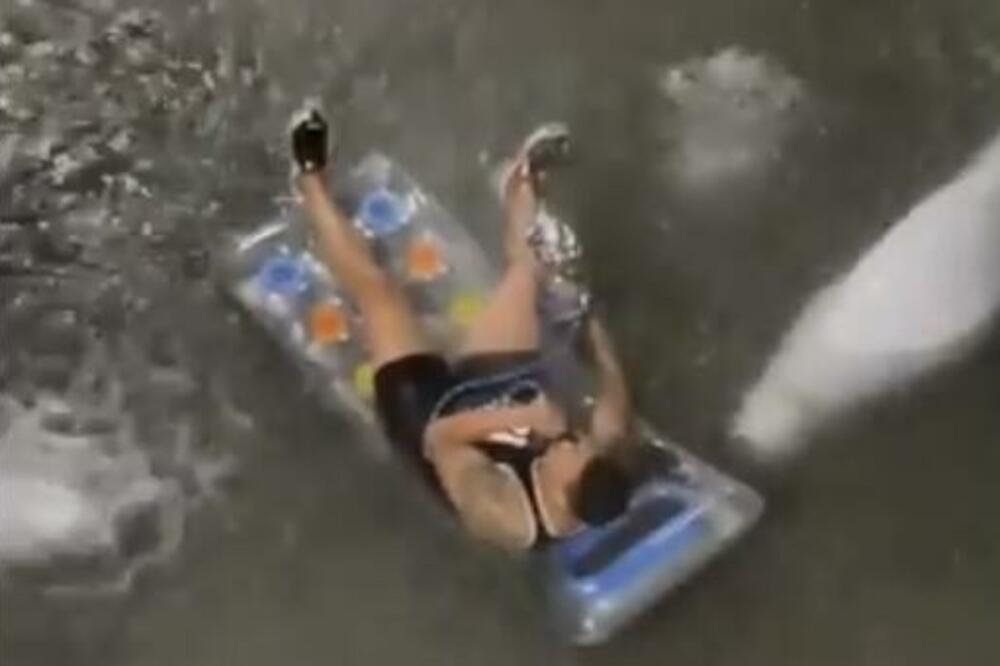 "KAD TI ŽIVOT DA LIMUN, TI NAPRAVI LIMUNADU": Poplave pogodile Njujork, a pogledajte šta radi ovaj TIP (VIDEO)