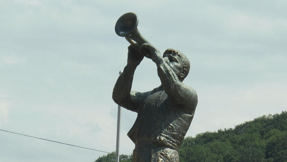 Spomenik Mići Petroviću