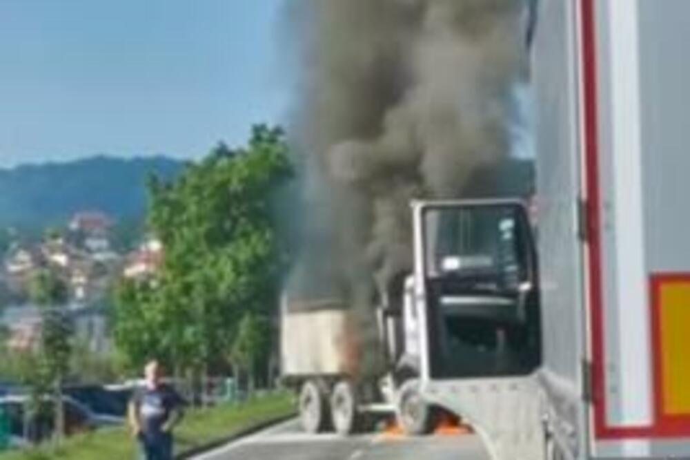 VATROGASCI ČINE SVE ŠTO MOGU: Vatra guta kamion u Tešnju, kulja crni dim! (VIDEO)