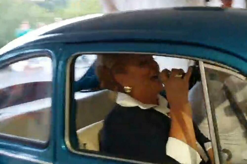 PREŠLA IGRICU! JOŠ SAMO SA PADOBRANOM DA SE SPUSTI I SVE SMO VIDELI: Ćana nakon KAMIONA, ušla u ŠATRU PLAVOM BUBOM!