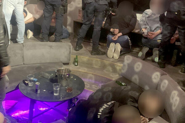 SPEKTAKULARNA AKCIJA BEOGRADSKE POLICIJE: Pogledajte kako su upali na pravu NARKO ŽURKU u glavnom gradu! (FOTO)