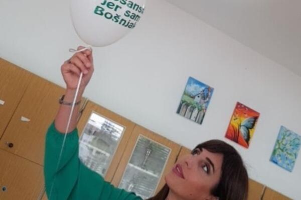 NEVIĐENI SKANDAL! Ovo je učiteljica koja je "Bože Pravde" zamenila sa bošnjačkom himnom, reagovalo i MINISTARSTVO