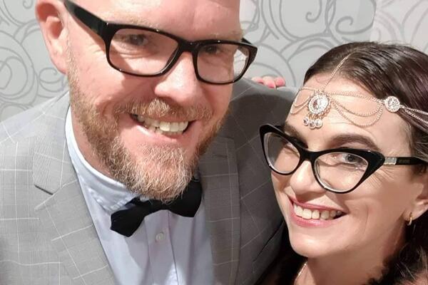 SPAVAM NA KAUČU, DOK JE ON TU! Majka 4 dece ima ŠVALERA, a reakcija njenog muža na sve to je ŠOKANTNA!